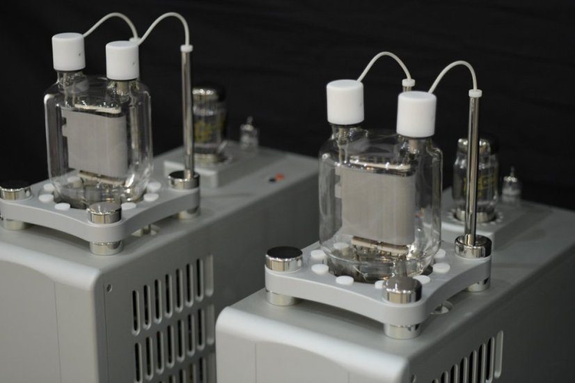AM Audio 833M